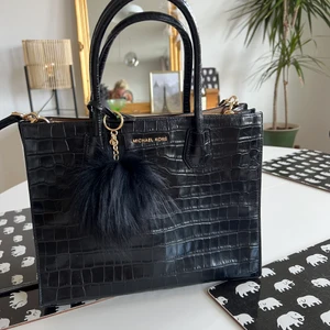 Michael Kors väska  - Väska från Michael Kors som passar lika bra till vardag som fest. Väskan är i svart läder. Inköpt i Michael Kors butik i Göteborg för 3 år sedan för 4800kr. Äkthetsbevis finns, se bild nummer tre. Enbart använd ett fåtal gånger så i väldigt fint skick!