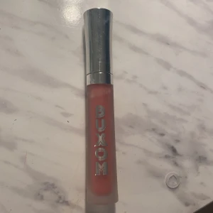 Buxom plumping lip cream - fick i present och tycker tyvärr inte att färgen passar mig. Endast öppnad Så i nyskick❤️ nypris 235. Kan skickas med frimärke