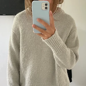 Stickad tröja från zara  - Jätte fin stickad tröja från zara, inte alls stickig. Storlek L men passar mig som har S. Nypris 300kr 