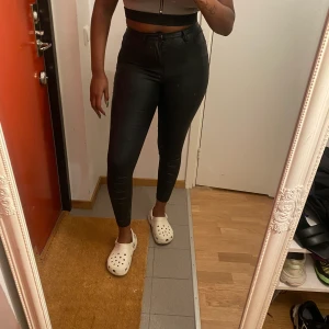 Svarta primark jeans storlek EU38 UK10 x2 - Svarta primark byxor jeans. Tappat lite gläns från tvätt men ser bra ut. Två par för bara 50kr