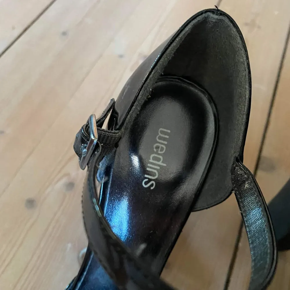 I'm selling these suipem heels because they are not my size anymore. They are in good condition . Skor.