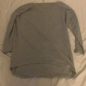 Säljer min stickade tröja - Den är i nyskick kommer från only, den är grå och är i storlek xs och säljer den för växt ut den. Frakt ingår inte. Funkar för dom som har S också.