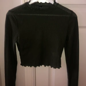 Fin grön crop top. - Aldrig använt tröjan pga av att den e såpass genomskinlig och har inte kunnat använda den. De st M men skulle säga att den passar bättre till S/XS