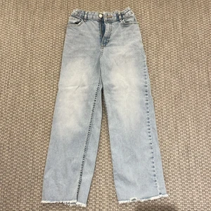 Blåa jeans - Snygga jeans från Lindex. Knappt använda💫