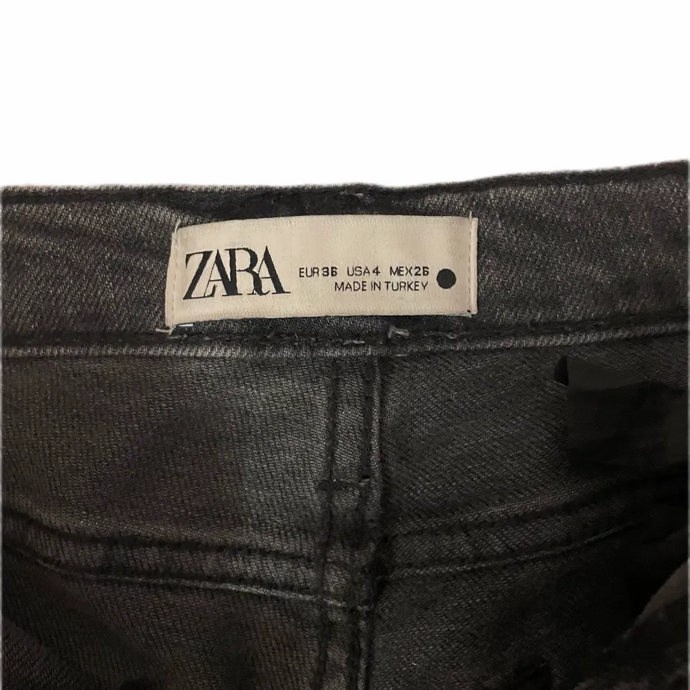 Jeans från Zara i storlek 36 som nästan aldrig är använda . Jeans & Byxor.