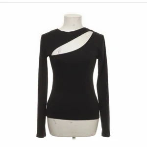 Svart fest topp  - Säljer min jättefina helt oandvända topp ifrån NELLY! Kontakta mig vid intresse/fler bilder 🤍