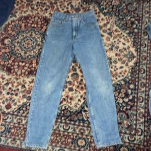 Ett par blå vintage jeans som jag tror är i storleken xxs. Skick: 7,5/10. Mötas upp: Ekerö eller Stockholm annars skickas dom, köparen står för frakt. Kan tänka mig att sänka priset vid smidig affär!