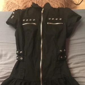 Klänning/Jacka - Det är en klänning och en jacka på samma gång! Du kan också tajta upp därbak om du vill! 