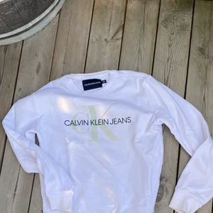 Calvin Klein tröja - Vit calvin Klein tröja med guldigt tryck som är i bra skick👌🏻 frakt är 66kr och skriv om ni undrar något❤️