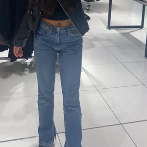 Jeans  - Säljer dessa Jeans från Gina med slits  (slutsålda) stl 36 men passar 34 också ! 