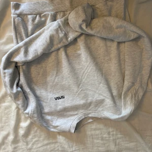 Grå tröja från h&m - En grå tröja från h&m i stl M. Köparen står för frakt och betalning sker via Swish 🤗