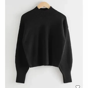 & other stories stickade tröja - Säljer min fina & other stories stickade tröja. Jättemysig tröja att ha nu till vintern/hösten💕 säljer pga att har en liknande tröja. Säljer för 240kr+frakt💕