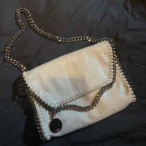 Väska  - Säljer denna Stella McCartney liknande väska, är i bra skick då jag endast bara använt den ett fåtal gånger🤍skriv vad ni kan tänkas köpa den för🤍 högsta bud: 320kr