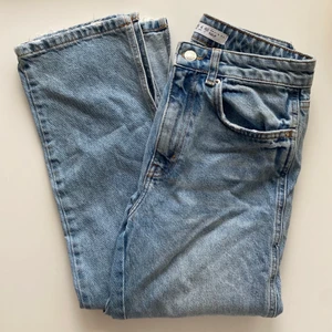 Blå jeans  - Blåa jeans från primark som är perfekta nu till hösten, tyvärr är de alldeles för thigta på mig och behöver en ny ägare, jeansen har en slits, ner till på vardera ben, byxorna har en del som är trasig därav priset (se bild två)