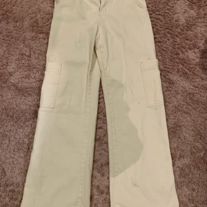 Baggy Byxor - Ett par baggy ”cargo jeans” från hm. Endast använda en gång pga att dom inte riktigt passar mig. Tvättas innan de postas