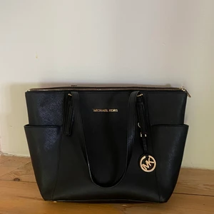 Michael kors väska  - Säljer nu denna michael kors väska då den inte kommer till användning. Vanvård endast ett få tal gånger. Den är i väldigt fint skick. 