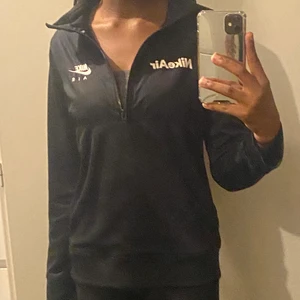 Nike zip up - Koftan kmr med fickor på båda sidorna och en dragkedja ner till mitten av koftan. Den är som ny säljer den då den ör lite för kort för mig i armarna 