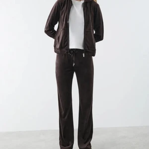 Mjukisdress - En brun mjukisdress från Gina i storlek XS i både koftan och byxorna🤍