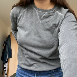 Gant grå sweatshirt storlek S - Använd sweatshirt från Gant i tvättad svart/grå färg. Storlek S, passar mig som burkar ha strl 36/38