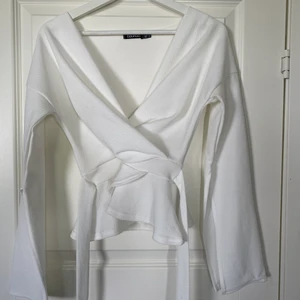 Vit blus storleke 32/34 - Knappt använd, blusen är i mycket bra skick