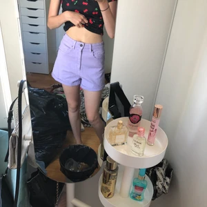 Lila shorts - Lila shorts. Strl S men är stora i storleken så passar nog upp till L. Frakt tillkommer på 40kr