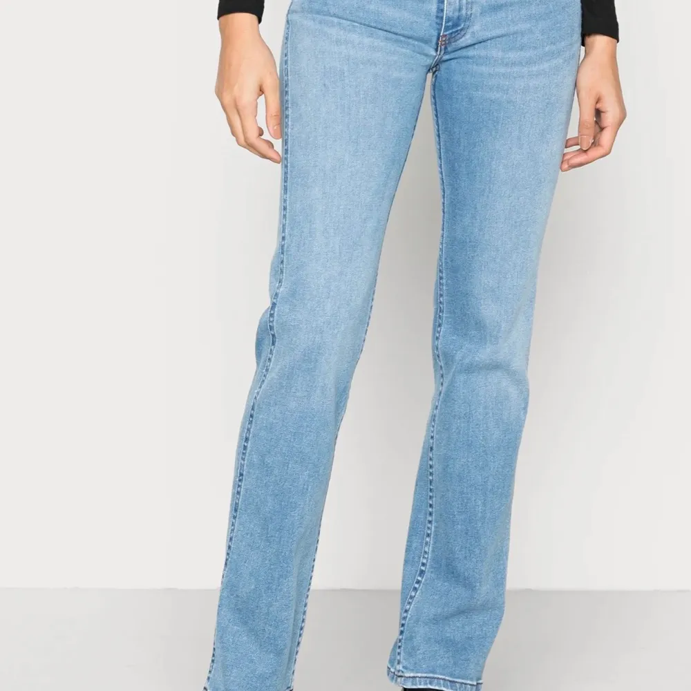 Jag säljer ett par lois high retro straight jeans. Nypris är 1600 men jag säljer för 800💙. Jeans & Byxor.
