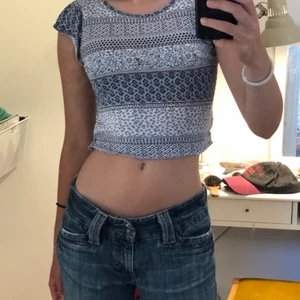 Ljusblå croppad too med mönster på - Fin top med blått mönster på. Är lite osäker på storlek men är runt xs! Kan skicka fler bilder om någon är intresserad!💖🥰🥰