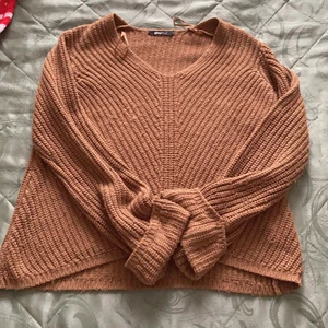 Stickad tröja - Säljer nu denna fina stickade tröjan från gina tricot, storleken på tröjan är S och priset på denna tröjan kommer kosta 50kr + frakt. Paketet är tyvärr inte spårbart💗