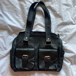 Svart axelväska - Bra storlek, många fickor. Har legat vikt ett tag så den har formats lite av de  (pris kan diskuteras<3)