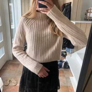 Stickad tröja  - Superskön stickad tröja i väldigt ljus rosa. Tröjan går upp över halsen men inte utsirande så den är perfekt under vintern. Skriv för fler frågor eller bilder!💕