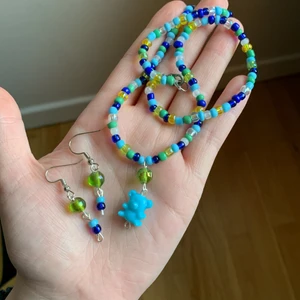 Smyckes set - Teddybjörn halsband och örhänge set✨ handgjorda av mig💖 tillsammans (utan frakt) 150kr och separat- halsbandet 135kr och örhängen för 30kr