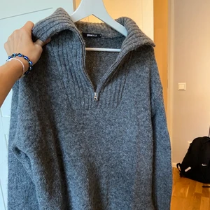 Stickad tröja med half-zip - Lång stickad tröja med half-zip från Gina. Aldrig använd. Frakt ingår i priset
