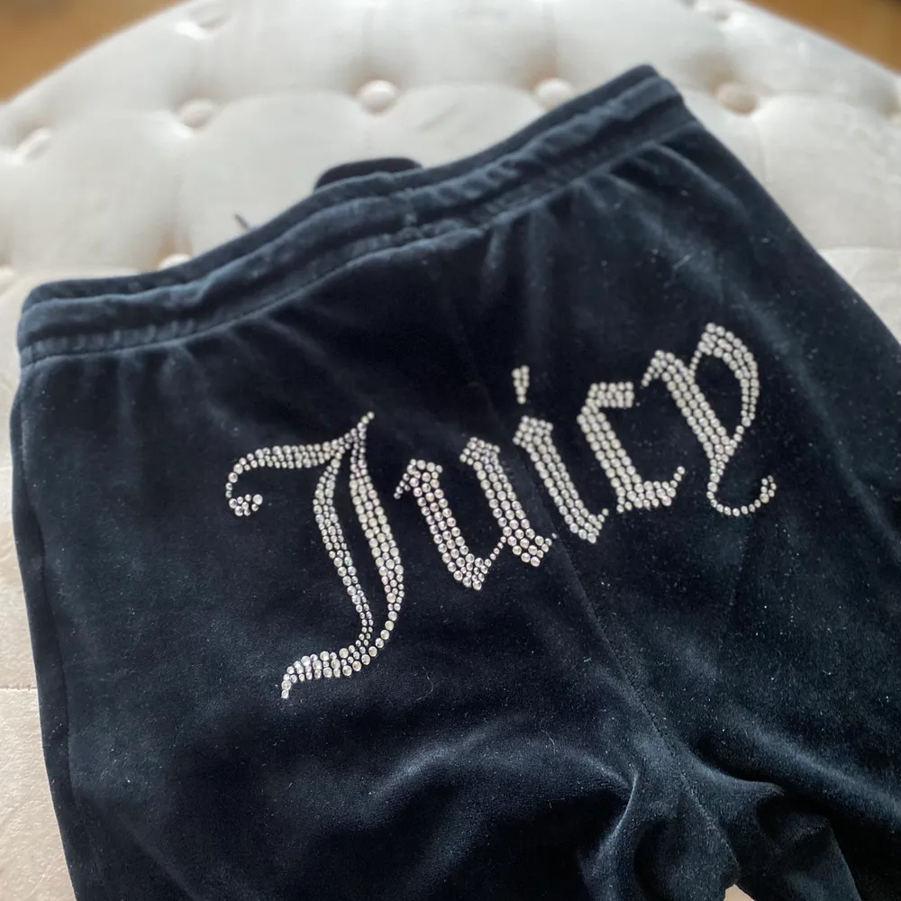 Svara juicy byxor med slits   Frakt tillkommer 🌸. Jeans & Byxor.