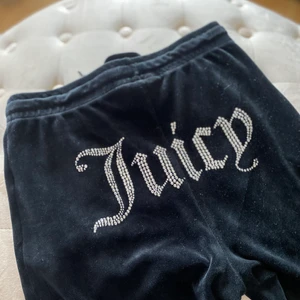 Juicy couture - Svara juicy byxor med slits   Frakt tillkommer 🌸
