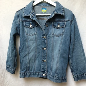 Blå cropped jeansjacka  - Blå cropped jeansjacka med kortare armar. Passar strl XS-S. (Sista bilden är en bild på mig när jag har på mig den)