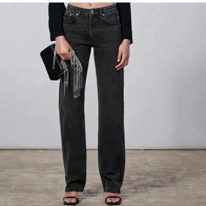 Zara jeans - Säljer dessa populära zara jeansen i storlek 34❤️ säljer dem för 280kr + köparen står för frakten. Bra skick, hör av er vid frågor!
