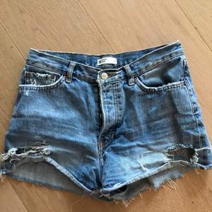 Härliga Jeans shorts med fina slitningar från Gina Tricot! St 34 och skulle säga att det är true to size!❤️‍🔥 