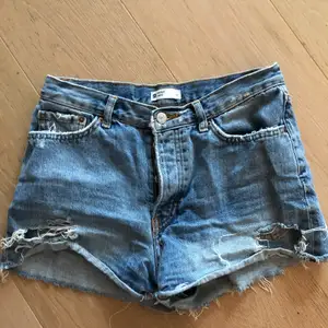 Härliga Jeans shorts med fina slitningar från Gina Tricot! St 34 och skulle säga att det är true to size!❤️‍🔥 
