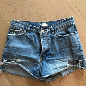 Super snygga shorts för Sommaren💕 - Härliga Jeans shorts med fina slitningar från Gina Tricot! St 34 och skulle säga att det är true to size!❤️‍🔥 