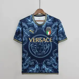 Helt nytt köpte som en present mem blev inget av det Composition: 100% Polyester -Predominant Color: Blue -Style: For Male -Origin: Thailand -Shield: Embroidery -Country: Italy -Sleeve: Short