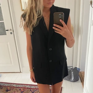 Svart kostymväst - En svart oversized kostymväst från HM, Jag är 172cm för referens till längden☺️