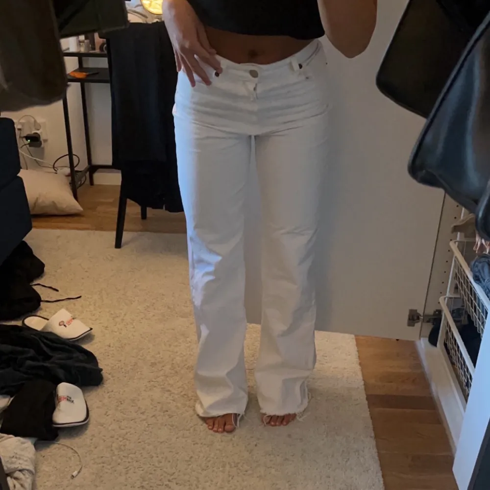 Säljer dessa vita jeans från Zara då de inte är min stil längre🤍. Jeans & Byxor.