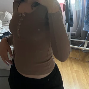 Brun ribbad tröja  - Använd ett fåtal gånger. Knapparna kan öppnas. Köparen står för frakten!