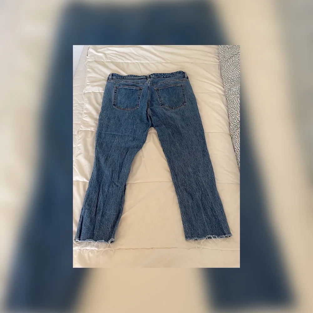 h&m straight leg jeans with frays in the end in the size eur 42. Worn once, selling it because the   length is too long on me 🥲. Perfect for both summer and Winter 💗. Bought it originally for 250 :). Jeans & Byxor.