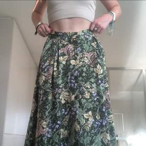 Mönstrad maxi kjol från Monki. Tunnt och skönt material, perfekt för både sommaren och hösten. Den har gröna knappar som följer hela vägen ner. Kan mötas upp i Stockholm. 🪲🦎🪷🧚🏻🧝🏻‍♀️
