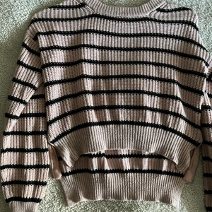 Stickad tröja - En fin stickad tröja som är rosa och svart! Perfekt till hösten😊🍂 