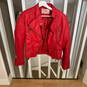 Skinnjacka  - Röd skinnjacka med detaljer på! Använt 2-3 gånger 
