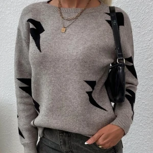 Tröja - Grå tröja med stjärnor på! Aldrig använt bara testad, 170 + frakt😻 (passar S också) 