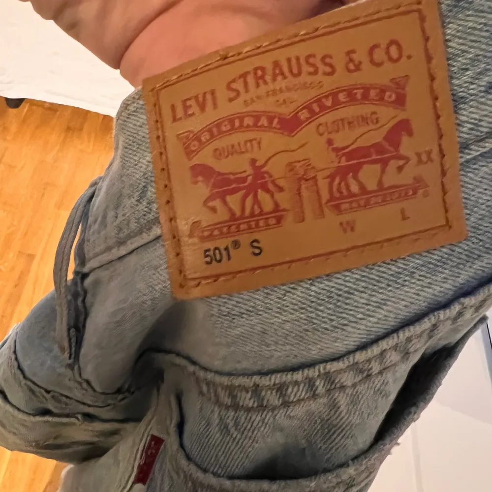 Håliga Levis jeans storlek 27W 28L. 501 skinny. . Jeans & Byxor.