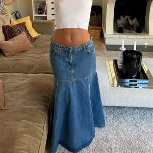 Intressekoll. Funderar på att sälja denna jeans kjol. Väldigt snygg och trendig just nu. Storlek xs. Aldrig använd 